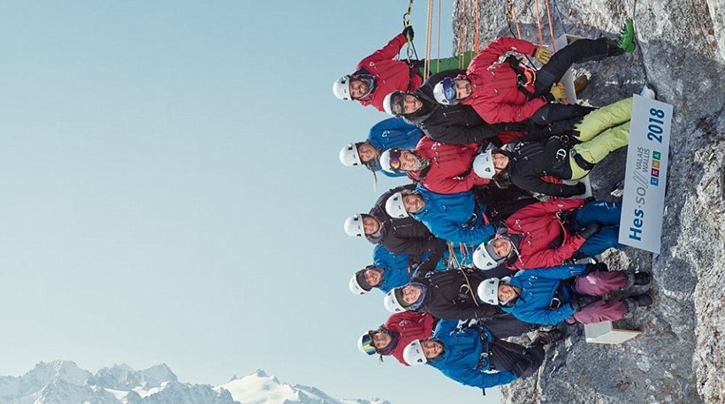 Απίστευτο! Ελβετοί ποζάρουν σε υψόμετρο 2.4 χιλιομέτρων - Φωτογραφία 1