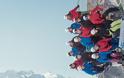 Απίστευτο! Ελβετοί ποζάρουν σε υψόμετρο 2.4 χιλιομέτρων