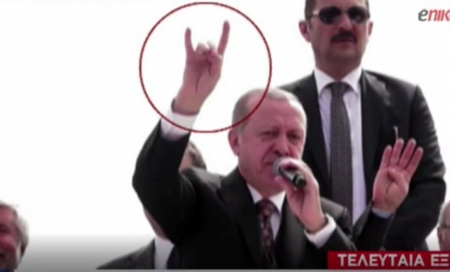 «Γκρίζος Λύκος» ο Ερντογάν: Ύψωσε το χέρι σχηματίζοντας το σήμα των εθνικιστών! - Φωτογραφία 1
