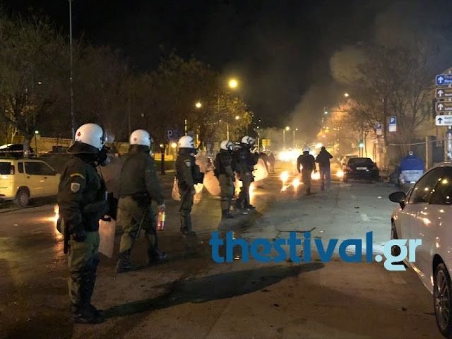 Επιθέσεις κουκουλοφόρων με μολότοφ σε διμοιρίες στη Θεσσαλονίκη (video) - Φωτογραφία 1