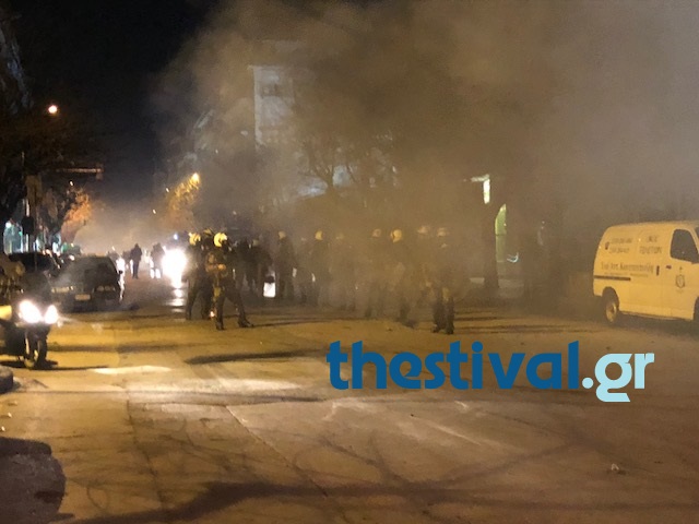 Επιθέσεις κουκουλοφόρων με μολότοφ σε διμοιρίες στη Θεσσαλονίκη (video) - Φωτογραφία 2