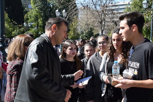 Το καλλιτεχνικό σχολείο Γέρακα παρουσίασε θεατροποιημένο Ποιητικό έργο του Ξηρομερίτη εκπαιδευτικού Γιάννη Γερογιάννη, στην Πλατεία Συντάγματος (ΦΩΤΟ-ΒΙΝΤΕΟ) - Φωτογραφία 14