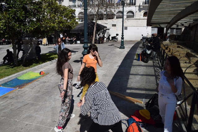 Το καλλιτεχνικό σχολείο Γέρακα παρουσίασε θεατροποιημένο Ποιητικό έργο του Ξηρομερίτη εκπαιδευτικού Γιάννη Γερογιάννη, στην Πλατεία Συντάγματος (ΦΩΤΟ-ΒΙΝΤΕΟ) - Φωτογραφία 15