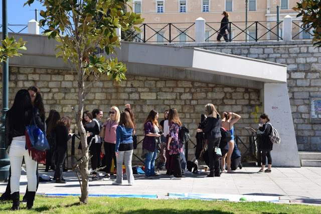 Το καλλιτεχνικό σχολείο Γέρακα παρουσίασε θεατροποιημένο Ποιητικό έργο του Ξηρομερίτη εκπαιδευτικού Γιάννη Γερογιάννη, στην Πλατεία Συντάγματος (ΦΩΤΟ-ΒΙΝΤΕΟ) - Φωτογραφία 19