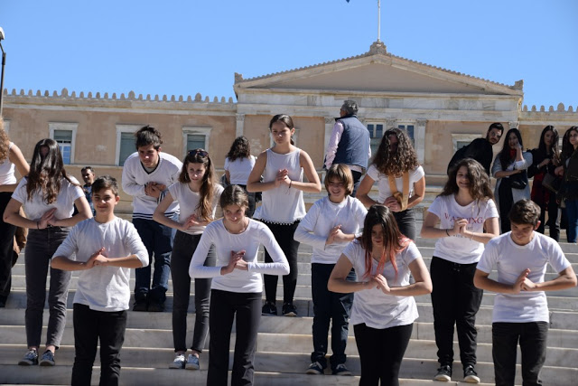 Το καλλιτεχνικό σχολείο Γέρακα παρουσίασε θεατροποιημένο Ποιητικό έργο του Ξηρομερίτη εκπαιδευτικού Γιάννη Γερογιάννη, στην Πλατεία Συντάγματος (ΦΩΤΟ-ΒΙΝΤΕΟ) - Φωτογραφία 2