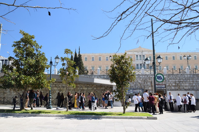 Το καλλιτεχνικό σχολείο Γέρακα παρουσίασε θεατροποιημένο Ποιητικό έργο του Ξηρομερίτη εκπαιδευτικού Γιάννη Γερογιάννη, στην Πλατεία Συντάγματος (ΦΩΤΟ-ΒΙΝΤΕΟ) - Φωτογραφία 21