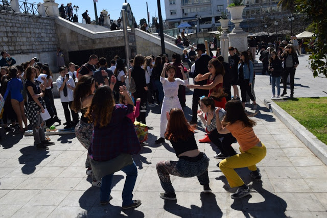 Το καλλιτεχνικό σχολείο Γέρακα παρουσίασε θεατροποιημένο Ποιητικό έργο του Ξηρομερίτη εκπαιδευτικού Γιάννη Γερογιάννη, στην Πλατεία Συντάγματος (ΦΩΤΟ-ΒΙΝΤΕΟ) - Φωτογραφία 27