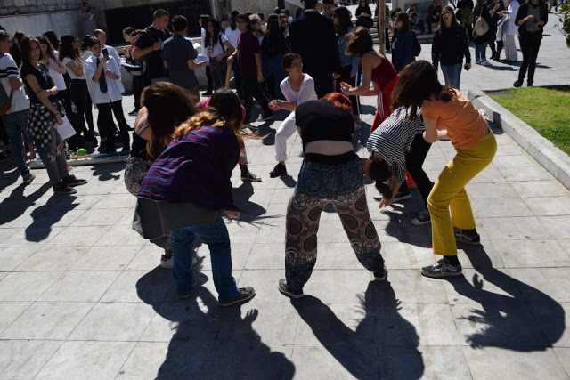 Το καλλιτεχνικό σχολείο Γέρακα παρουσίασε θεατροποιημένο Ποιητικό έργο του Ξηρομερίτη εκπαιδευτικού Γιάννη Γερογιάννη, στην Πλατεία Συντάγματος (ΦΩΤΟ-ΒΙΝΤΕΟ) - Φωτογραφία 28