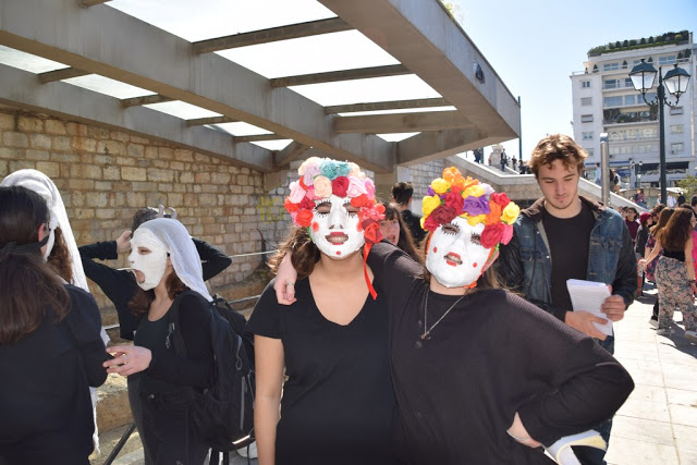 Το καλλιτεχνικό σχολείο Γέρακα παρουσίασε θεατροποιημένο Ποιητικό έργο του Ξηρομερίτη εκπαιδευτικού Γιάννη Γερογιάννη, στην Πλατεία Συντάγματος (ΦΩΤΟ-ΒΙΝΤΕΟ) - Φωτογραφία 29