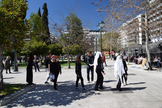 Το καλλιτεχνικό σχολείο Γέρακα παρουσίασε θεατροποιημένο Ποιητικό έργο του Ξηρομερίτη εκπαιδευτικού Γιάννη Γερογιάννη, στην Πλατεία Συντάγματος (ΦΩΤΟ-ΒΙΝΤΕΟ) - Φωτογραφία 33