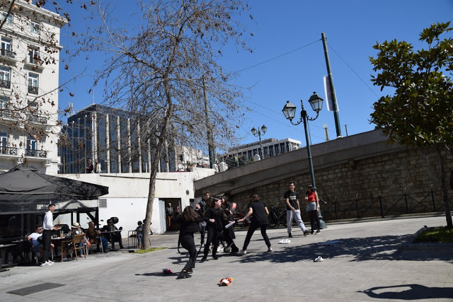 Το καλλιτεχνικό σχολείο Γέρακα παρουσίασε θεατροποιημένο Ποιητικό έργο του Ξηρομερίτη εκπαιδευτικού Γιάννη Γερογιάννη, στην Πλατεία Συντάγματος (ΦΩΤΟ-ΒΙΝΤΕΟ) - Φωτογραφία 36