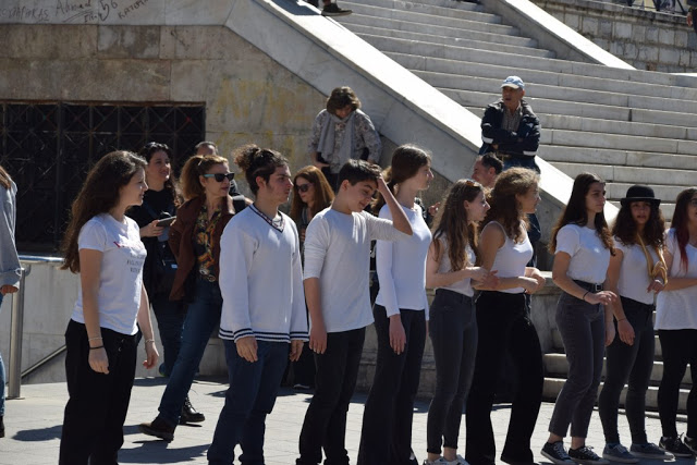 Το καλλιτεχνικό σχολείο Γέρακα παρουσίασε θεατροποιημένο Ποιητικό έργο του Ξηρομερίτη εκπαιδευτικού Γιάννη Γερογιάννη, στην Πλατεία Συντάγματος (ΦΩΤΟ-ΒΙΝΤΕΟ) - Φωτογραφία 37