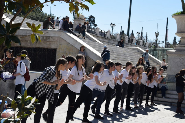 Το καλλιτεχνικό σχολείο Γέρακα παρουσίασε θεατροποιημένο Ποιητικό έργο του Ξηρομερίτη εκπαιδευτικού Γιάννη Γερογιάννη, στην Πλατεία Συντάγματος (ΦΩΤΟ-ΒΙΝΤΕΟ) - Φωτογραφία 41