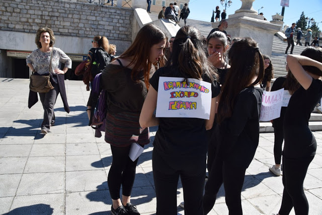 Το καλλιτεχνικό σχολείο Γέρακα παρουσίασε θεατροποιημένο Ποιητικό έργο του Ξηρομερίτη εκπαιδευτικού Γιάννη Γερογιάννη, στην Πλατεία Συντάγματος (ΦΩΤΟ-ΒΙΝΤΕΟ) - Φωτογραφία 45