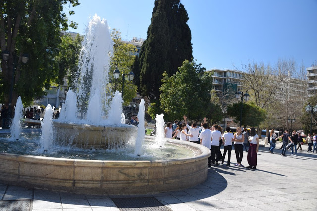 Το καλλιτεχνικό σχολείο Γέρακα παρουσίασε θεατροποιημένο Ποιητικό έργο του Ξηρομερίτη εκπαιδευτικού Γιάννη Γερογιάννη, στην Πλατεία Συντάγματος (ΦΩΤΟ-ΒΙΝΤΕΟ) - Φωτογραφία 46