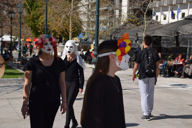 Το καλλιτεχνικό σχολείο Γέρακα παρουσίασε θεατροποιημένο Ποιητικό έργο του Ξηρομερίτη εκπαιδευτικού Γιάννη Γερογιάννη, στην Πλατεία Συντάγματος (ΦΩΤΟ-ΒΙΝΤΕΟ) - Φωτογραφία 49