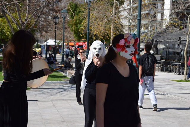 Το καλλιτεχνικό σχολείο Γέρακα παρουσίασε θεατροποιημένο Ποιητικό έργο του Ξηρομερίτη εκπαιδευτικού Γιάννη Γερογιάννη, στην Πλατεία Συντάγματος (ΦΩΤΟ-ΒΙΝΤΕΟ) - Φωτογραφία 50