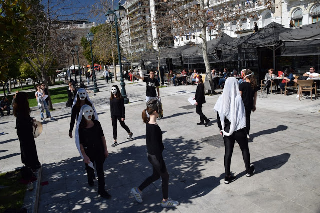 Το καλλιτεχνικό σχολείο Γέρακα παρουσίασε θεατροποιημένο Ποιητικό έργο του Ξηρομερίτη εκπαιδευτικού Γιάννη Γερογιάννη, στην Πλατεία Συντάγματος (ΦΩΤΟ-ΒΙΝΤΕΟ) - Φωτογραφία 51