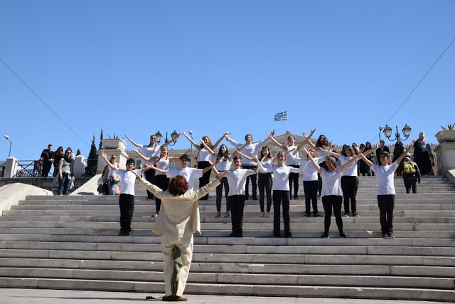 Το καλλιτεχνικό σχολείο Γέρακα παρουσίασε θεατροποιημένο Ποιητικό έργο του Ξηρομερίτη εκπαιδευτικού Γιάννη Γερογιάννη, στην Πλατεία Συντάγματος (ΦΩΤΟ-ΒΙΝΤΕΟ) - Φωτογραφία 57