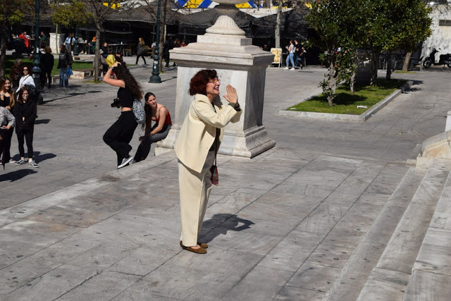 Το καλλιτεχνικό σχολείο Γέρακα παρουσίασε θεατροποιημένο Ποιητικό έργο του Ξηρομερίτη εκπαιδευτικού Γιάννη Γερογιάννη, στην Πλατεία Συντάγματος (ΦΩΤΟ-ΒΙΝΤΕΟ) - Φωτογραφία 58