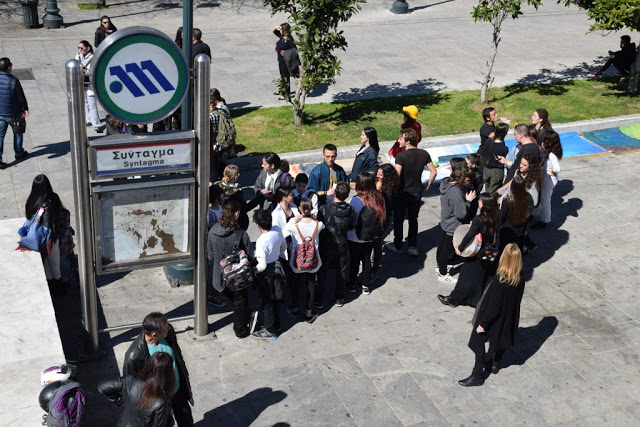 Το καλλιτεχνικό σχολείο Γέρακα παρουσίασε θεατροποιημένο Ποιητικό έργο του Ξηρομερίτη εκπαιδευτικού Γιάννη Γερογιάννη, στην Πλατεία Συντάγματος (ΦΩΤΟ-ΒΙΝΤΕΟ) - Φωτογραφία 6