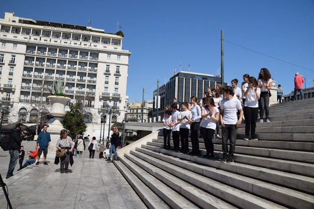 Το καλλιτεχνικό σχολείο Γέρακα παρουσίασε θεατροποιημένο Ποιητικό έργο του Ξηρομερίτη εκπαιδευτικού Γιάννη Γερογιάννη, στην Πλατεία Συντάγματος (ΦΩΤΟ-ΒΙΝΤΕΟ) - Φωτογραφία 63