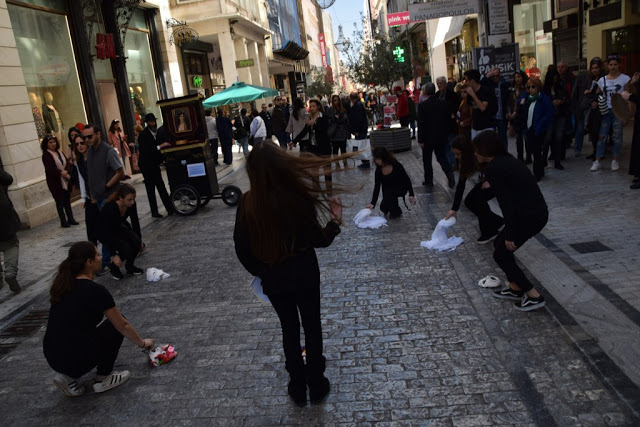 Το καλλιτεχνικό σχολείο Γέρακα παρουσίασε θεατροποιημένο Ποιητικό έργο του Ξηρομερίτη εκπαιδευτικού Γιάννη Γερογιάννη, στην Πλατεία Συντάγματος (ΦΩΤΟ-ΒΙΝΤΕΟ) - Φωτογραφία 64