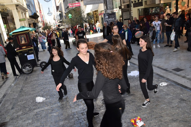 Το καλλιτεχνικό σχολείο Γέρακα παρουσίασε θεατροποιημένο Ποιητικό έργο του Ξηρομερίτη εκπαιδευτικού Γιάννη Γερογιάννη, στην Πλατεία Συντάγματος (ΦΩΤΟ-ΒΙΝΤΕΟ) - Φωτογραφία 65