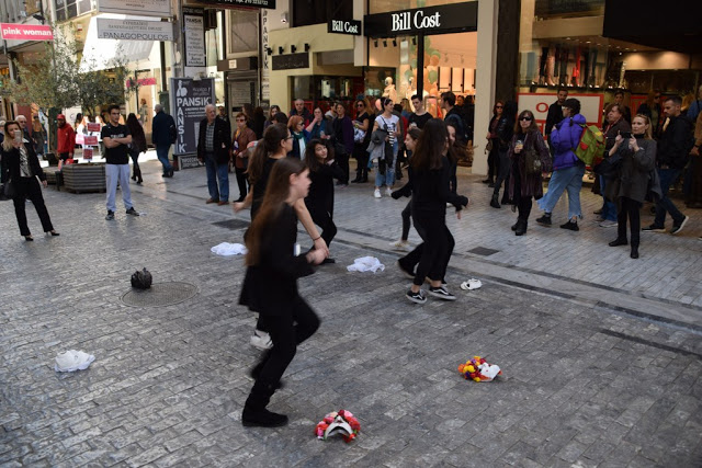 Το καλλιτεχνικό σχολείο Γέρακα παρουσίασε θεατροποιημένο Ποιητικό έργο του Ξηρομερίτη εκπαιδευτικού Γιάννη Γερογιάννη, στην Πλατεία Συντάγματος (ΦΩΤΟ-ΒΙΝΤΕΟ) - Φωτογραφία 66