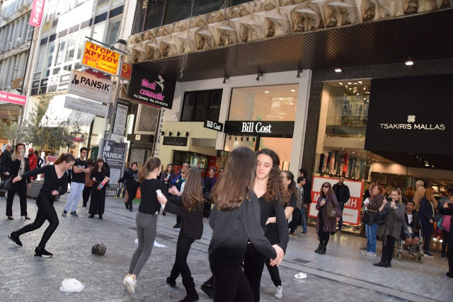 Το καλλιτεχνικό σχολείο Γέρακα παρουσίασε θεατροποιημένο Ποιητικό έργο του Ξηρομερίτη εκπαιδευτικού Γιάννη Γερογιάννη, στην Πλατεία Συντάγματος (ΦΩΤΟ-ΒΙΝΤΕΟ) - Φωτογραφία 67