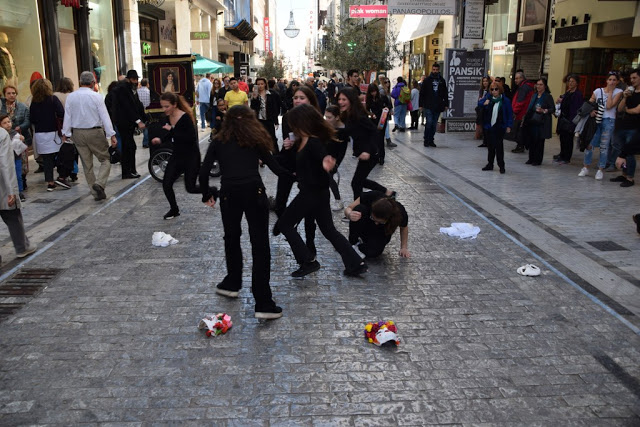 Το καλλιτεχνικό σχολείο Γέρακα παρουσίασε θεατροποιημένο Ποιητικό έργο του Ξηρομερίτη εκπαιδευτικού Γιάννη Γερογιάννη, στην Πλατεία Συντάγματος (ΦΩΤΟ-ΒΙΝΤΕΟ) - Φωτογραφία 68