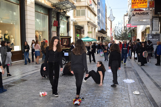 Το καλλιτεχνικό σχολείο Γέρακα παρουσίασε θεατροποιημένο Ποιητικό έργο του Ξηρομερίτη εκπαιδευτικού Γιάννη Γερογιάννη, στην Πλατεία Συντάγματος (ΦΩΤΟ-ΒΙΝΤΕΟ) - Φωτογραφία 70