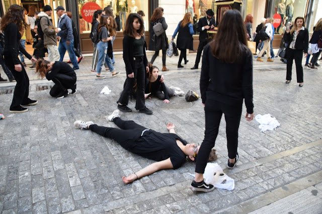 Το καλλιτεχνικό σχολείο Γέρακα παρουσίασε θεατροποιημένο Ποιητικό έργο του Ξηρομερίτη εκπαιδευτικού Γιάννη Γερογιάννη, στην Πλατεία Συντάγματος (ΦΩΤΟ-ΒΙΝΤΕΟ) - Φωτογραφία 71