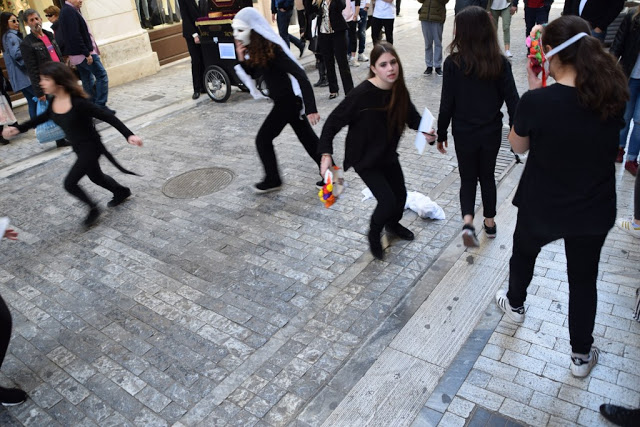 Το καλλιτεχνικό σχολείο Γέρακα παρουσίασε θεατροποιημένο Ποιητικό έργο του Ξηρομερίτη εκπαιδευτικού Γιάννη Γερογιάννη, στην Πλατεία Συντάγματος (ΦΩΤΟ-ΒΙΝΤΕΟ) - Φωτογραφία 79