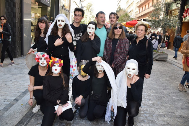 Το καλλιτεχνικό σχολείο Γέρακα παρουσίασε θεατροποιημένο Ποιητικό έργο του Ξηρομερίτη εκπαιδευτικού Γιάννη Γερογιάννη, στην Πλατεία Συντάγματος (ΦΩΤΟ-ΒΙΝΤΕΟ) - Φωτογραφία 85