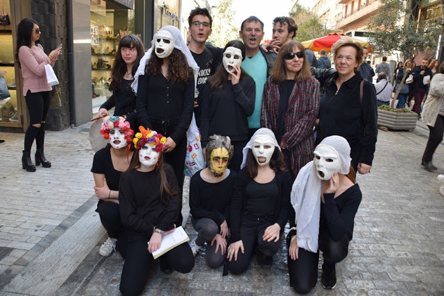 Το καλλιτεχνικό σχολείο Γέρακα παρουσίασε θεατροποιημένο Ποιητικό έργο του Ξηρομερίτη εκπαιδευτικού Γιάννη Γερογιάννη, στην Πλατεία Συντάγματος (ΦΩΤΟ-ΒΙΝΤΕΟ) - Φωτογραφία 86