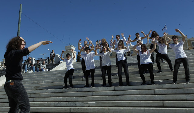 Το καλλιτεχνικό σχολείο Γέρακα παρουσίασε θεατροποιημένο Ποιητικό έργο του Ξηρομερίτη εκπαιδευτικού Γιάννη Γερογιάννη, στην Πλατεία Συντάγματος (ΦΩΤΟ-ΒΙΝΤΕΟ) - Φωτογραφία 95