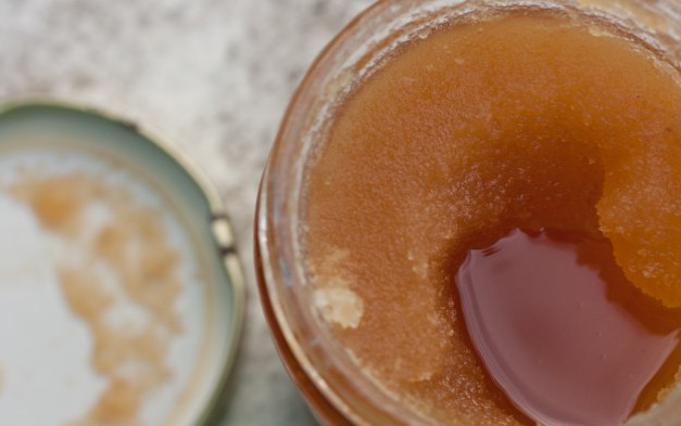 Μέλι που έχει “ζαχαρώσει”: Το κόλπο για να το ξανακάνετε λείο [video] - Φωτογραφία 1