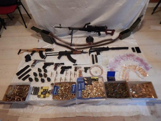 Κρήτη: Γνωστό μέλος της Χρυσής Αυγής ο συλληφθείς στο Ρέθυμνο - Έκρυβε καλάσνικοφ, πυροκροτητές και αντιαρματικό όπλο - Φωτογραφία 1
