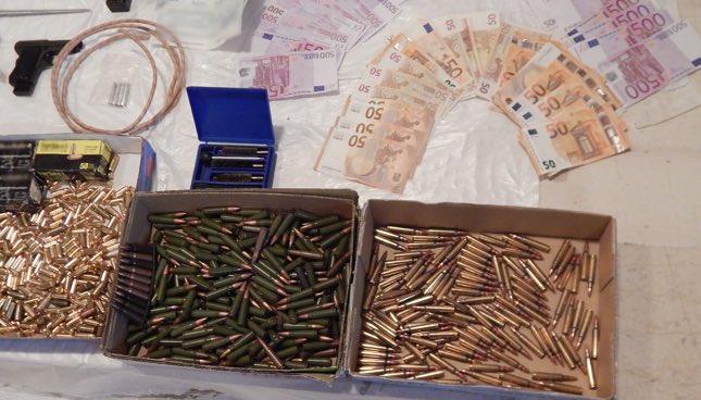 Κρήτη: Γνωστό μέλος της Χρυσής Αυγής ο συλληφθείς στο Ρέθυμνο - Έκρυβε καλάσνικοφ, πυροκροτητές και αντιαρματικό όπλο - Φωτογραφία 2