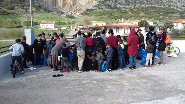 Διανομή ρούχων σε παιδιά Ρομά στους οικισμούς Καστέλλα και Χαραυγή (ΦΩΤΟ) - Φωτογραφία 3