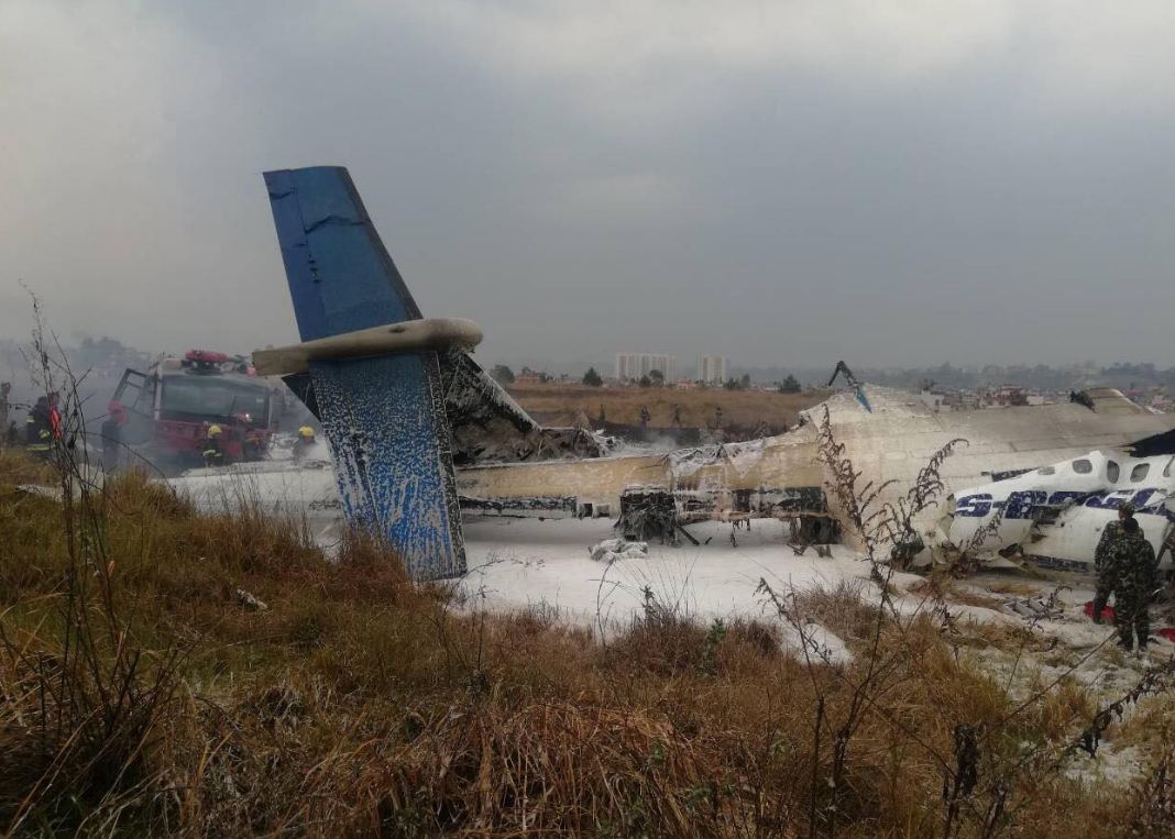 Φωτος: Συνετρίβη αεροσκάφος στο Κατμαντού κατά την προσγείωση - Φωτογραφία 1