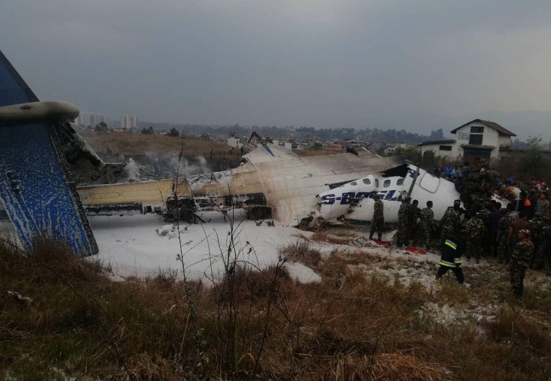 Φωτος: Συνετρίβη αεροσκάφος στο Κατμαντού κατά την προσγείωση - Φωτογραφία 2