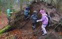 Το εναλλακτικό νηπιαγωγείο όπου τα παιδιά περιφέρονται στο δάσος και χρησιμοποιούν μαχαίρια [video] - Φωτογραφία 3