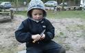 Το εναλλακτικό νηπιαγωγείο όπου τα παιδιά περιφέρονται στο δάσος και χρησιμοποιούν μαχαίρια [video] - Φωτογραφία 8