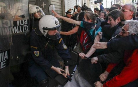 Ένωση Αθηνών: Προσφυγή στη Δικαιοσύνη για τους τραυματισμούς αστυνομικών στους πλειστηριασμούς - Φωτογραφία 1