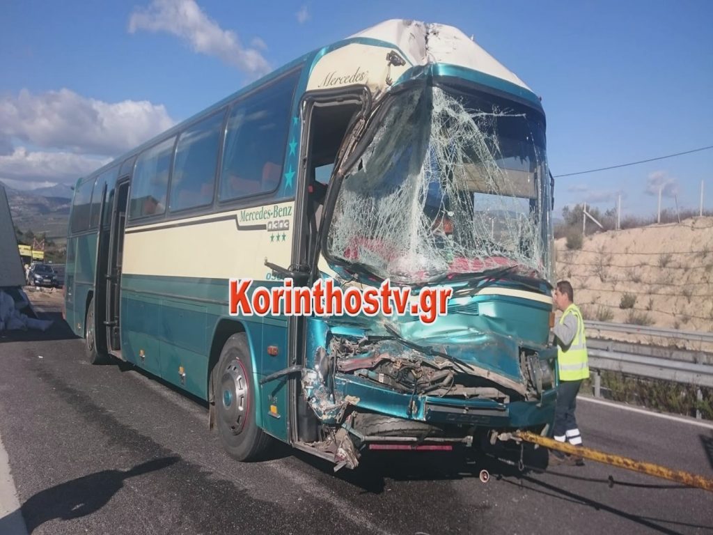 Πελοπόννησος: Τροχαίο στην Κορίνθου Τρίπολης με 3 τραυματίες – Σύγκρουση λεωφορείου με φορτηγό - Φωτογραφία 1
