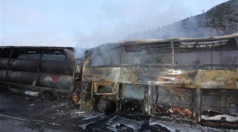 Τουλάχιστον 13 νεκροί από τροχαίο-σοκ μεταξύ λεωφορείου και φορτηγού στην Τουρκία - Φωτογραφία 1