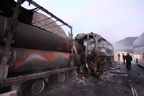 Τουλάχιστον 13 νεκροί από τροχαίο-σοκ μεταξύ λεωφορείου και φορτηγού στην Τουρκία - Φωτογραφία 2