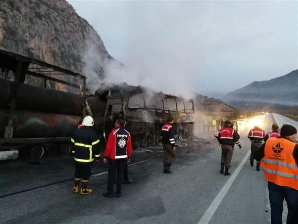 Τουλάχιστον 13 νεκροί από τροχαίο-σοκ μεταξύ λεωφορείου και φορτηγού στην Τουρκία - Φωτογραφία 3